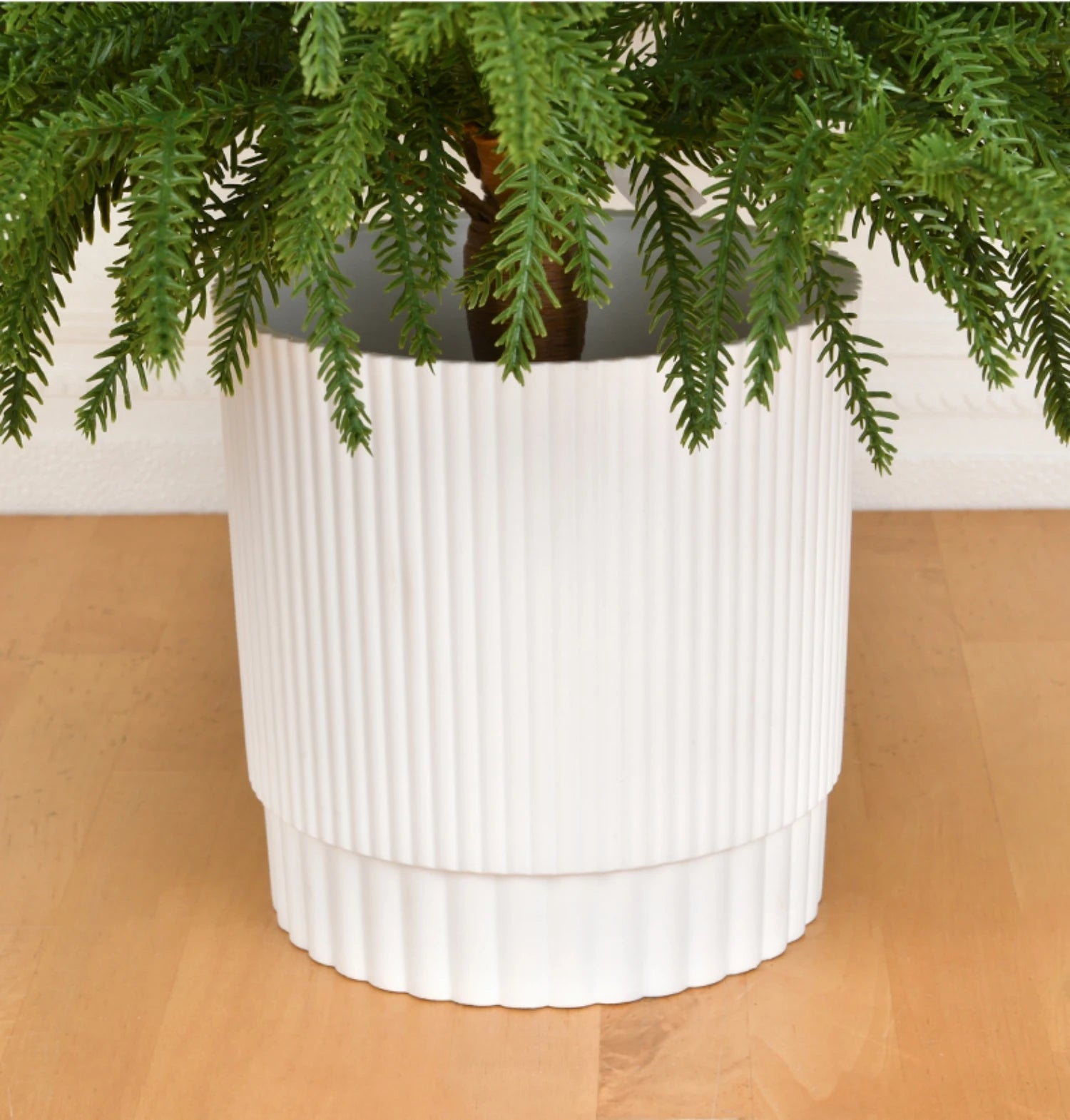 Artificial PE Christmas Tree Premium Pine Xmas Tree Realistic Holiday Party Decor for Home Office, Foldable Stand, Easy Assembly