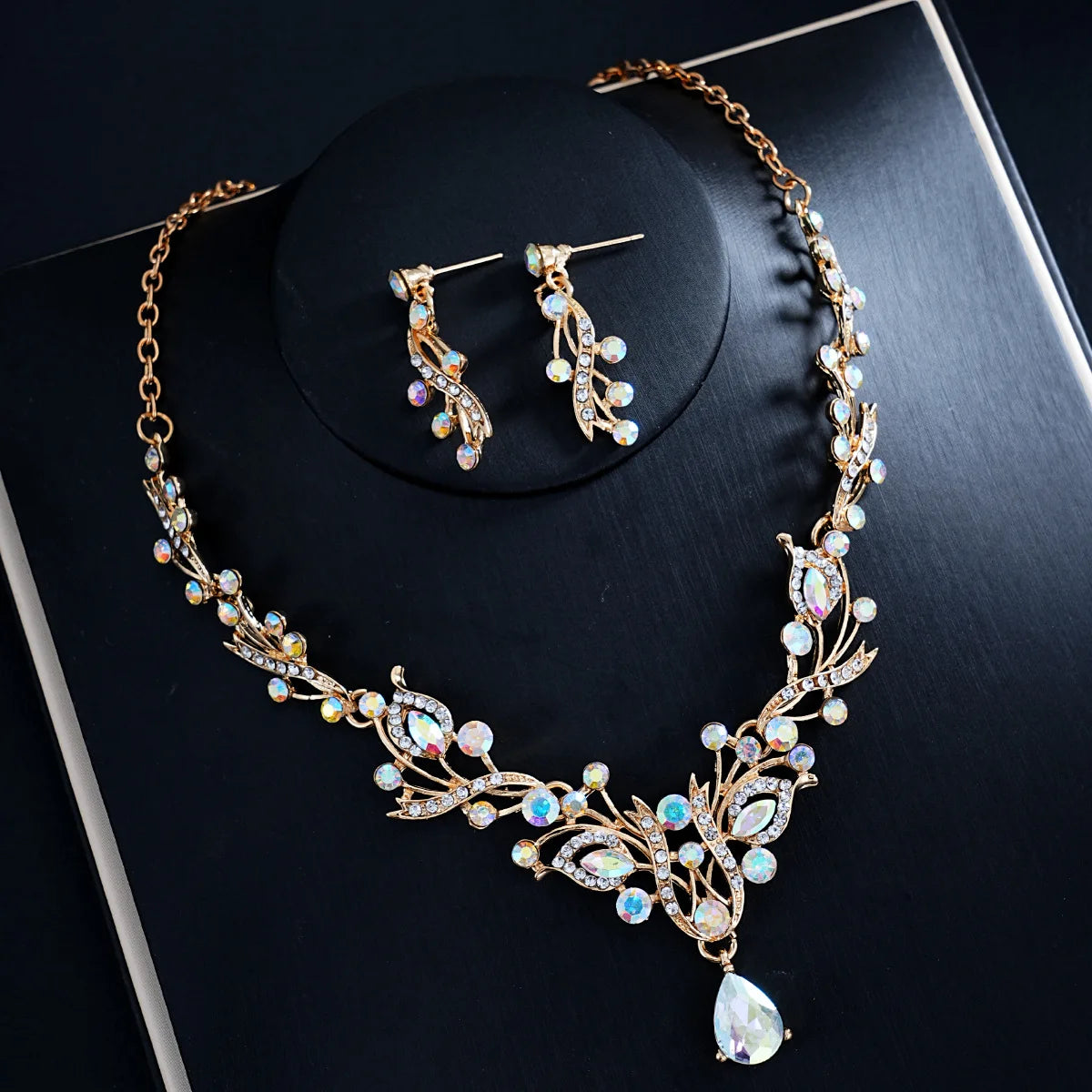 Vintage elegant flower imitation pearl beaded necklace and earring set, versatile women's high-end and elegant collar chain for