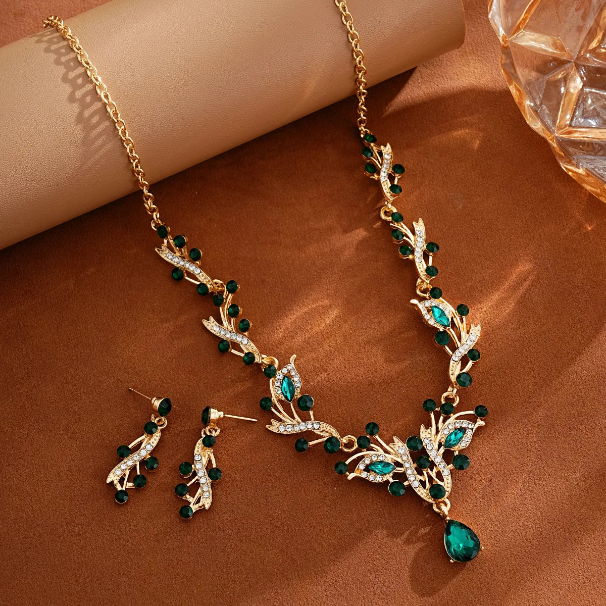 Vintage elegant flower imitation pearl beaded necklace and earring set, versatile women's high-end and elegant collar chain for