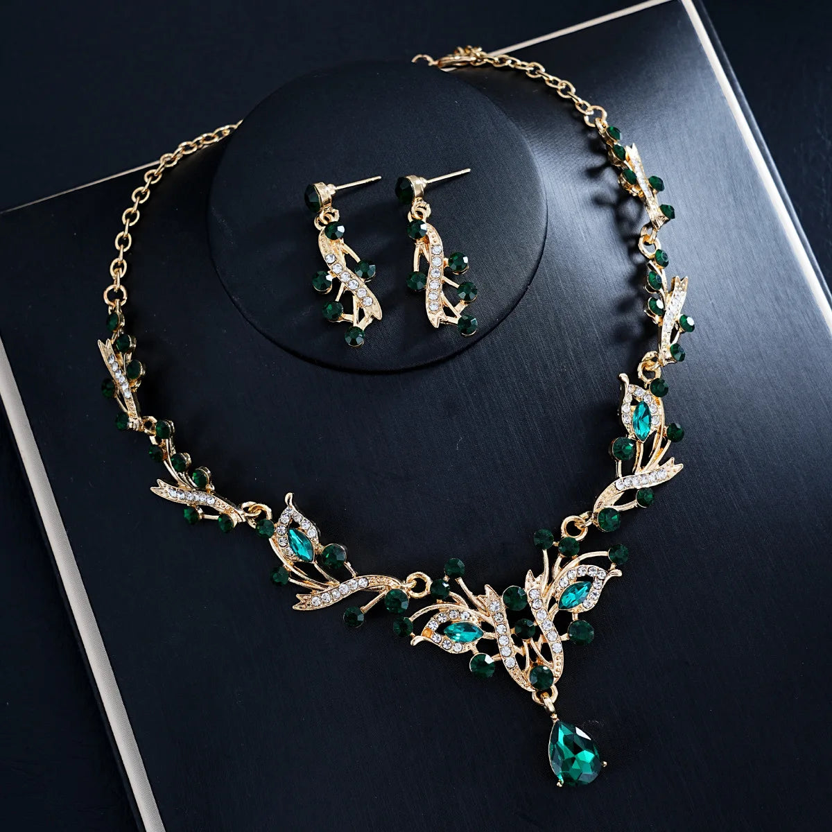 Vintage elegant flower imitation pearl beaded necklace and earring set, versatile women's high-end and elegant collar chain for